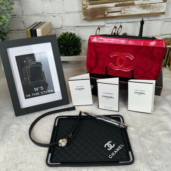 Chanel beauty red velvet cosmetic bag.
Framed Chanel Card, Parfums GIFT SET - Picture 6 of 9